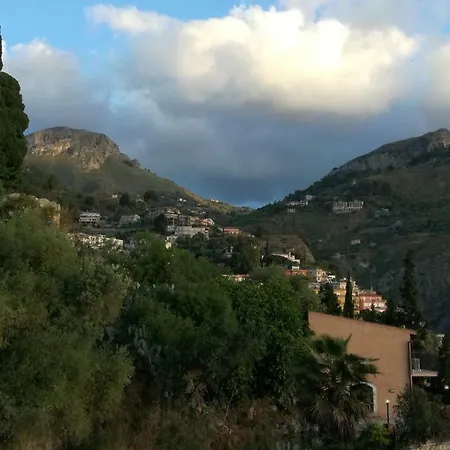 Iriss לינה וארוחת בוקר טאורמינה